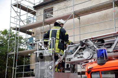 Dachdecker loesen Feuerwehreinsatz in Esslingen aus